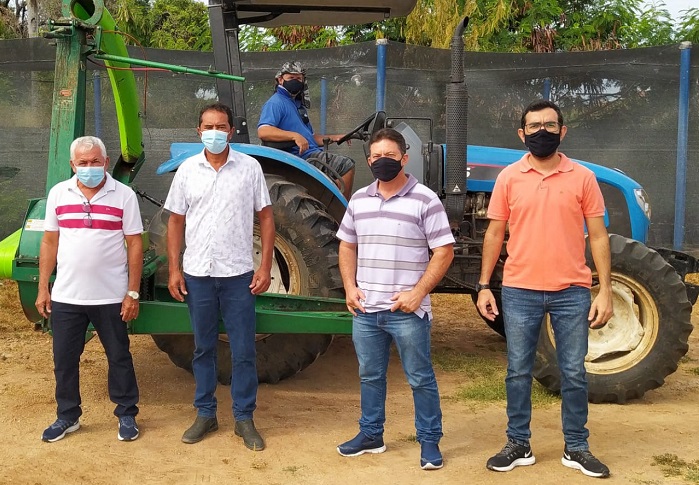 Prefeitura de Sousa entrega máquina ensiladeira para beneficiar toda zona rural do Município 
